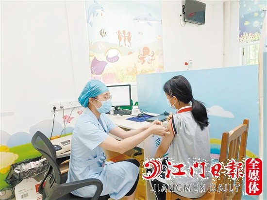 医护人员为适龄女生接种第二针HPV疫苗。