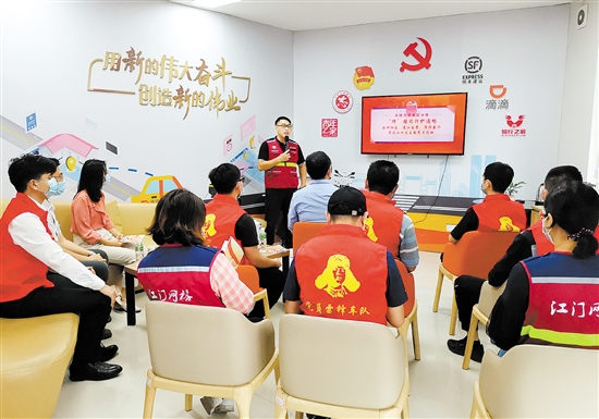 吴卓锦在社区举行的主题党日活动中畅谈交通道路法规与安全。