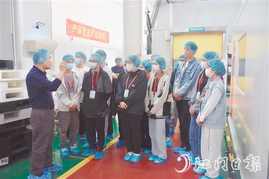 在2023年高校毕业生“就业体验日”首场活动中，大学生们参观华龙公司检验中心、生产车间等功能区。