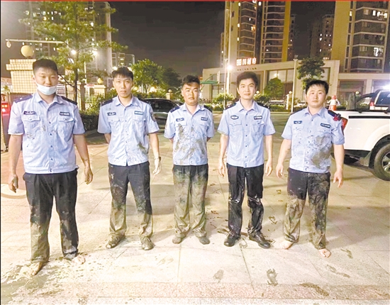 就是他们，与时间赛跑，挽救了一条鲜活的生命（左一邝逸轩、左二李伟豪、左三肖嘉俊、右二钟子横、右一容悦龙）。