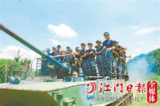 参加黄埔军事夏令营的孩子们将零距离接触水陆两栖坦克。