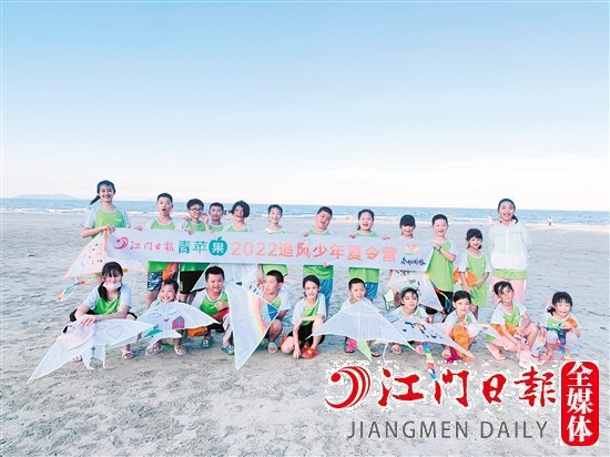 追风少年，放飞自己绘制的风筝。