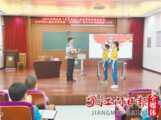 少先队员代表上前为李建昀献花、敬队礼，表达崇高的敬意。