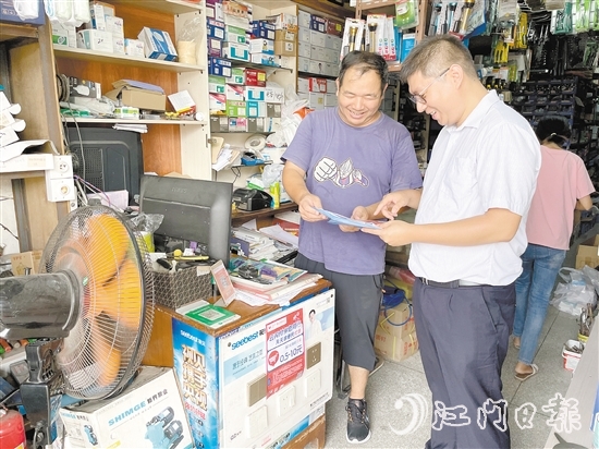 银行工作人员向商户介绍移动支付相关业务。