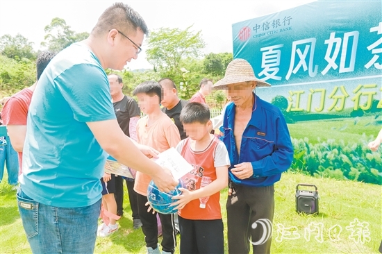 中信银行江门分行工作人员向低保家庭子女赠送慰问金和慰问品。