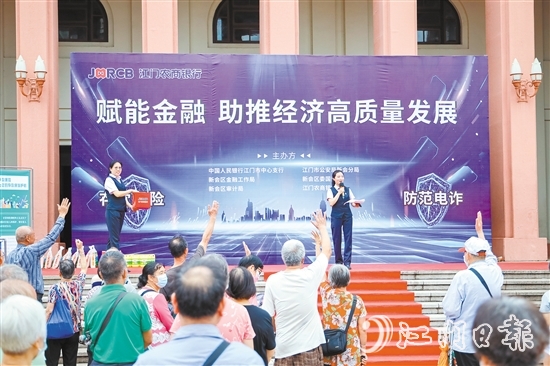 活动吸引了不少市民围观。