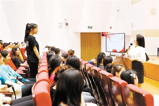 近日，音乐党课《中国共产党人精神谱系》在广东江门幼儿师范高等专科学校音乐厅举行。