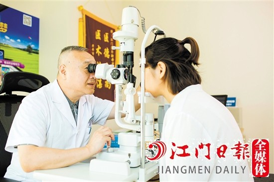 王立建议，高度近视的人要定期检查眼睛。