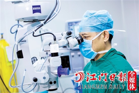 白内障患者应尽快手术。图为赵春阳在显微镜下给患者做手术。