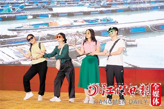 代表队通过幽默风趣、形象生动的情景剧表演，科普健康素养知识。