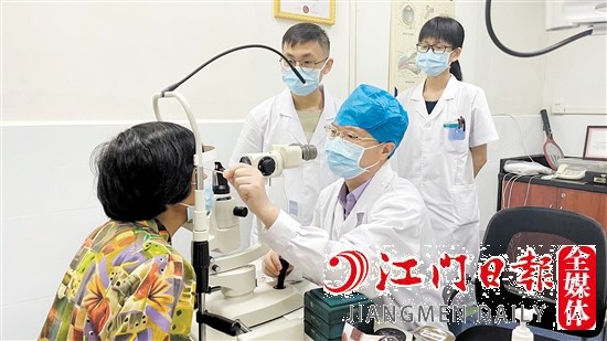 医生为“糖网”患者检查眼睛。