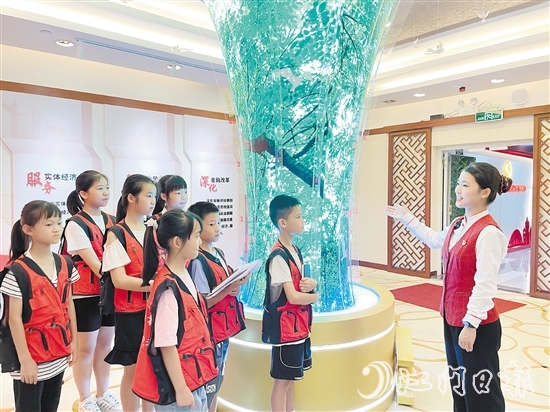 党建示范中心门口的“大榕树”，寓意江门“金榕”枝繁叶茂、生机勃发。