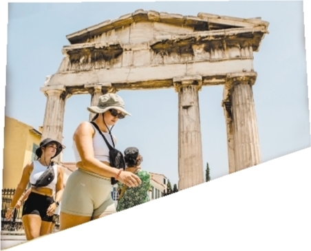 今年以来，全球多个地区频现极端高温天气。图为游客顶着烈日游览希腊雅典。
