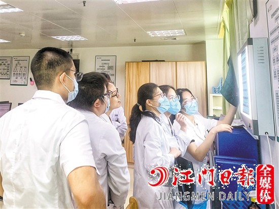 医生团队研究黄阿婆的颅脑磁共振结果。