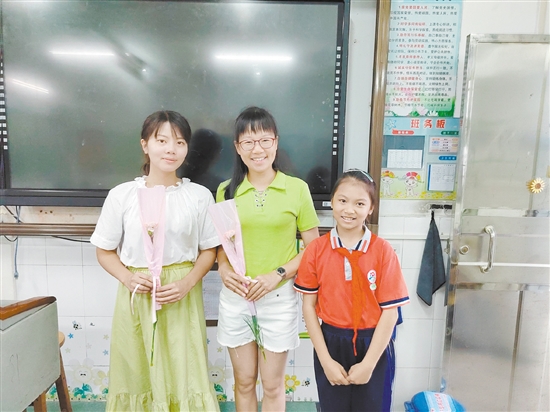 丹灶小学学生为老师送花。