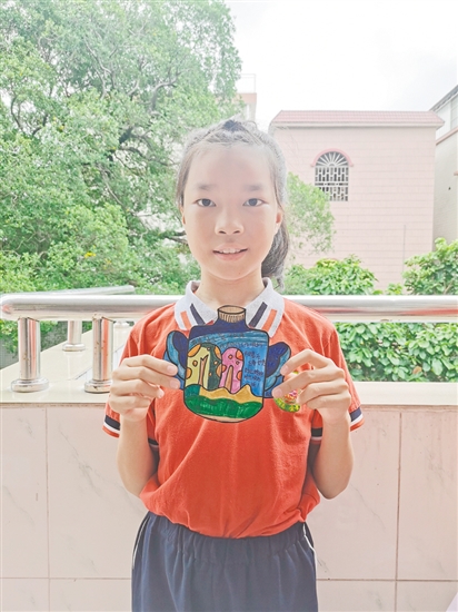 麻二金紫学校学生制作手工作品，为老师送祝福。