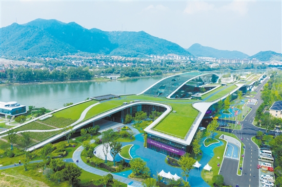 “人文、绿色、智能、简约、惠民”的杭州亚运会，必将在亚洲和世界体育史上留下浓墨重彩的一笔。图为亚运会赛艇等项目举办地点杭州富阳水上运动中心。