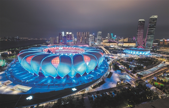 从外面看，杭州奥体中心体育场如同一朵“大莲花”。