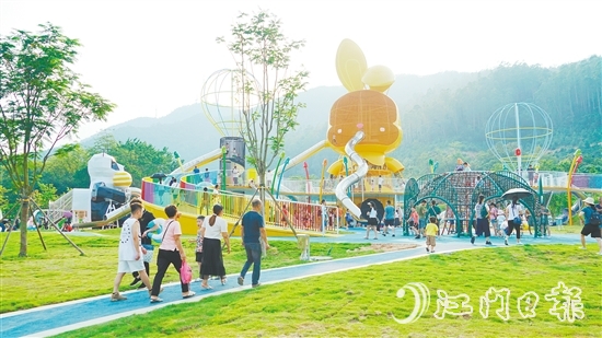 新会儿童公园配套完善，可以满足不同年龄段儿童的玩乐需求。