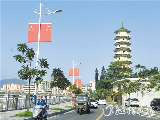 ▲恩平城区沿江路挂上了国旗，节日氛围浓厚。