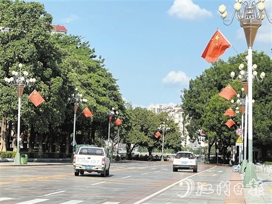 开平城区挂上了国旗，节日气氛浓厚。