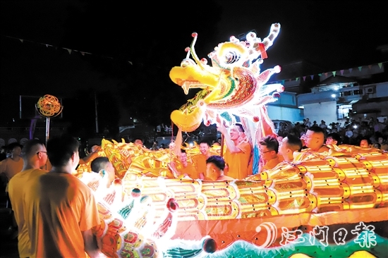 在鹤山市桃源镇钱塘村举行的彩龙游村活动上，村民舞动彩龙，非常热闹。
