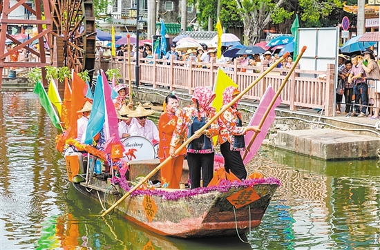 10月3日，2023年大鳌镇“笑虾虾”水乡旅游节举行，重现大鳌传统疍家水上婚俗活动。