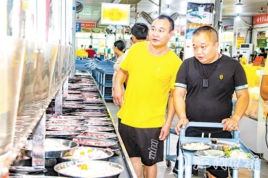 在五洞村，牛肉美食琳琅满目，任君挑选。