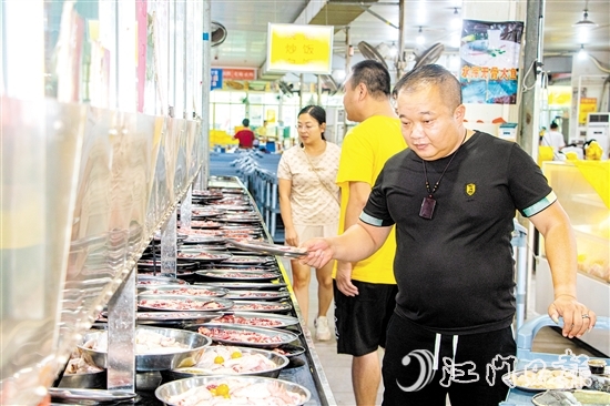 食客们正在挑选美食。