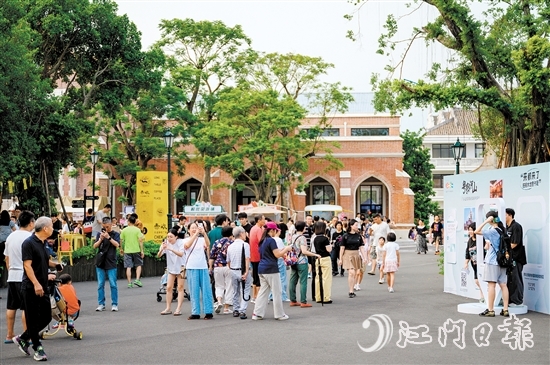 “双节”假期，开平碉楼文化旅游景区喜迎八方来客，自力村、立园、马降龙等主景区热闹非凡。