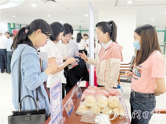参会人员体验数字人民币App。