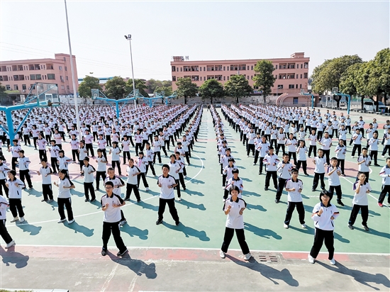 古劳中学为师生积极创造学习咏春拳的平台，利用课间操、大课堂活动和每周一节的大体育课开展咏春教学课。