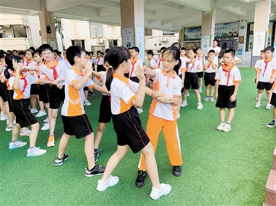 沙坪街道第一小学在常规体育课中设置咏春教学课。