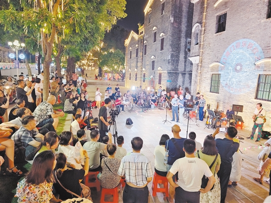 启明里一带吸引了众多游客和市民City