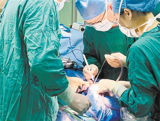 手术在内镜下进行，对患者的创伤较小。