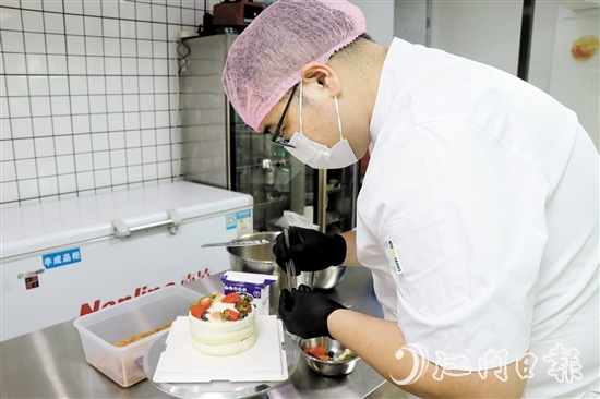 黄永钊在店里制作蛋糕。
