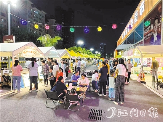 夜幕降临，霓虹闪烁，市民穿行于集市，边逛边吃，享受着夜晚的悠闲时光。