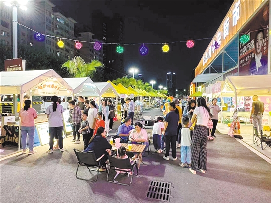夜幕降临，霓虹闪烁，市民穿行于集市，边逛边吃，享受着夜晚的悠闲时光。
