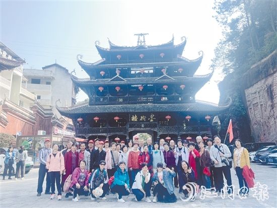 重庆纯玩双飞5天之旅首发团合影留念。