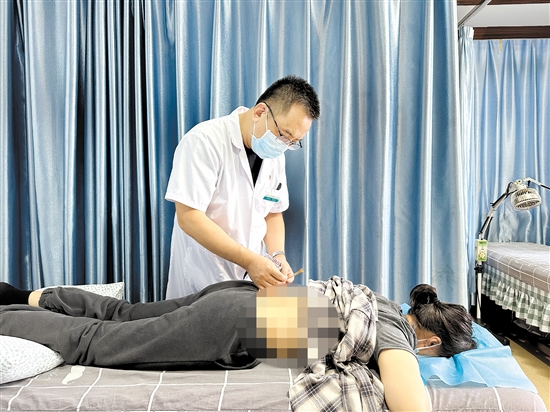 运用三通序贯疗法为患者治疗。