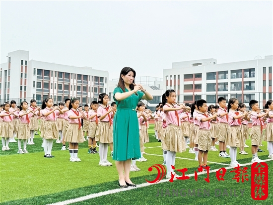 李雪英与学生们同吹顺笛。