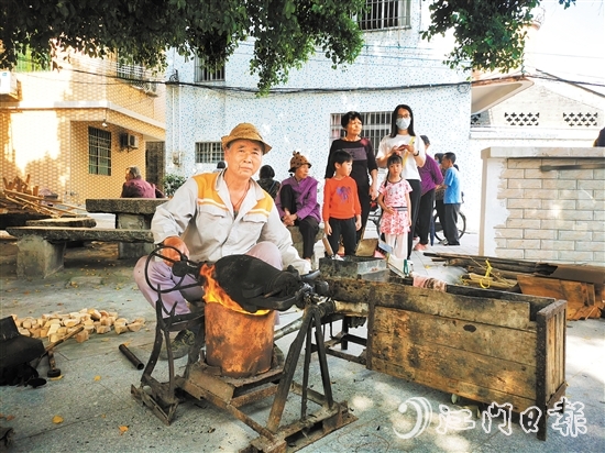 有空的时候黄锦汉会带着打炒米机到附近的集市摆摊。