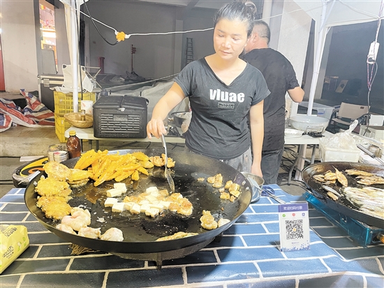 蒋丽娟在集市卖起她的家乡传统小吃——豆腐角。