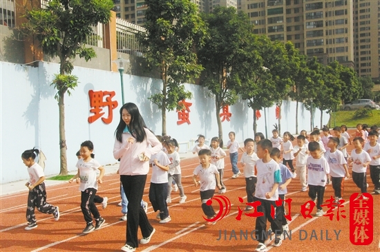 老师带着孩子们一起跑操。