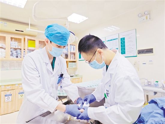 急诊医护人员为患者实施应急救治。