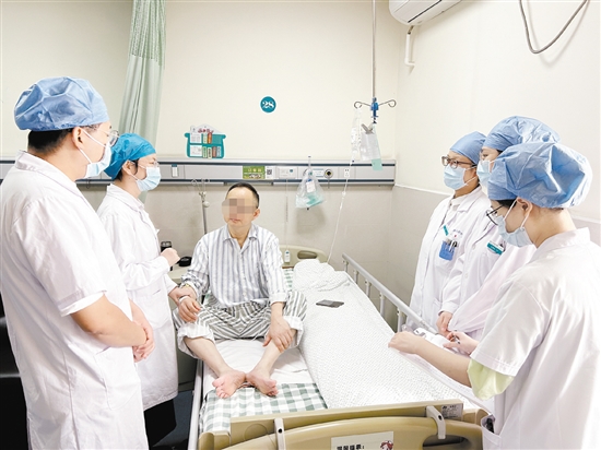 江门市五邑中医院内分泌科医护人员为患者普及糖尿病知识。