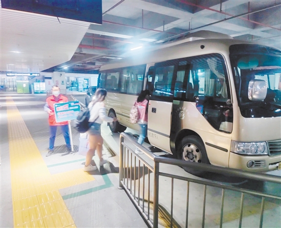 乘客通过“掌上公交”App下单后，响应型定制公交将进行点对点送达。