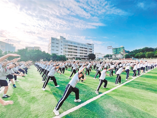 大课间，全校师生跳起了武术操。
