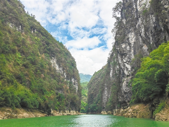 神龟峡沿河两岸皆是悬崖峭壁，奇峰突兀。