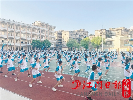 会城河南初级中学初一年级学生正在练习武术段位套路。